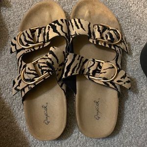 Qupids size 7 tiger stripe sandals